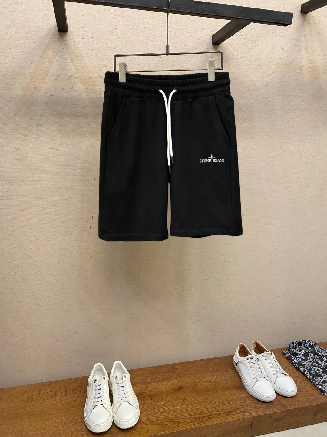 P230 🌟🌟 Stone Island Casual Shorts # Pure cotton fish scale bottom fabric The fabric is made of 10S single yarn + 16S double yarn; the top layer uses 10S single yarn to ensure the surface texture, and the bottom layer uses 16S double yarn to increase strength. The surface single yarn is thicker, providing better strength and wear resistance, and is suitable as a support structure for the surface layer. Two-ply threads are stronger, resist pilling, and are often used in base layers to enhance fabric durability. # Mid-waist vertical sports pants style. Loose trousers are not limited to body and leg shapes, and are tolerant and have a strong vertical effect; they are attached to mid-waist straight shorts. Connect the middle pleats and side pockets of the trousers to increase the slack in the trouser legs and facilitate storage of items. The back waist dart directly connects to the single pocket teeth. The corners of the trousers are hand-finished and the elasticity is adjusted by a drawstring. Size: S-XL